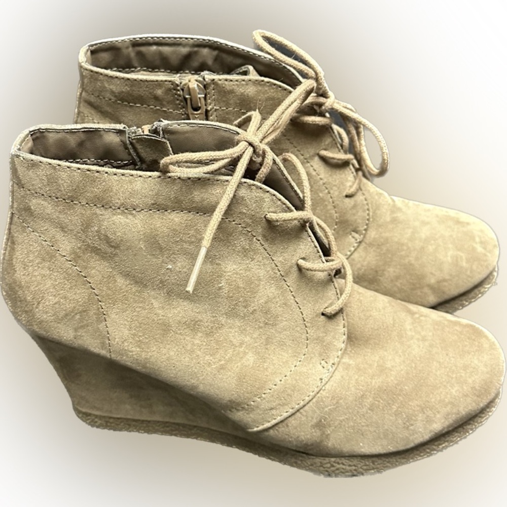 Taupe suede ankle booties size 9